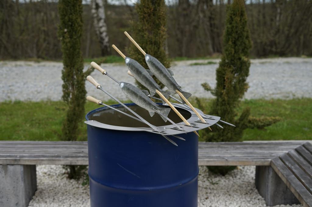 Grillaufsatz für 200l Feuertonne / Steckerlfisch Fisch Halter Spießhalter