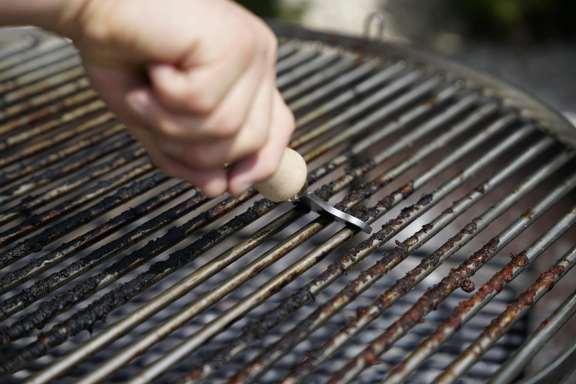 Reinigungsschaber mit Holzgriff für Grillroste