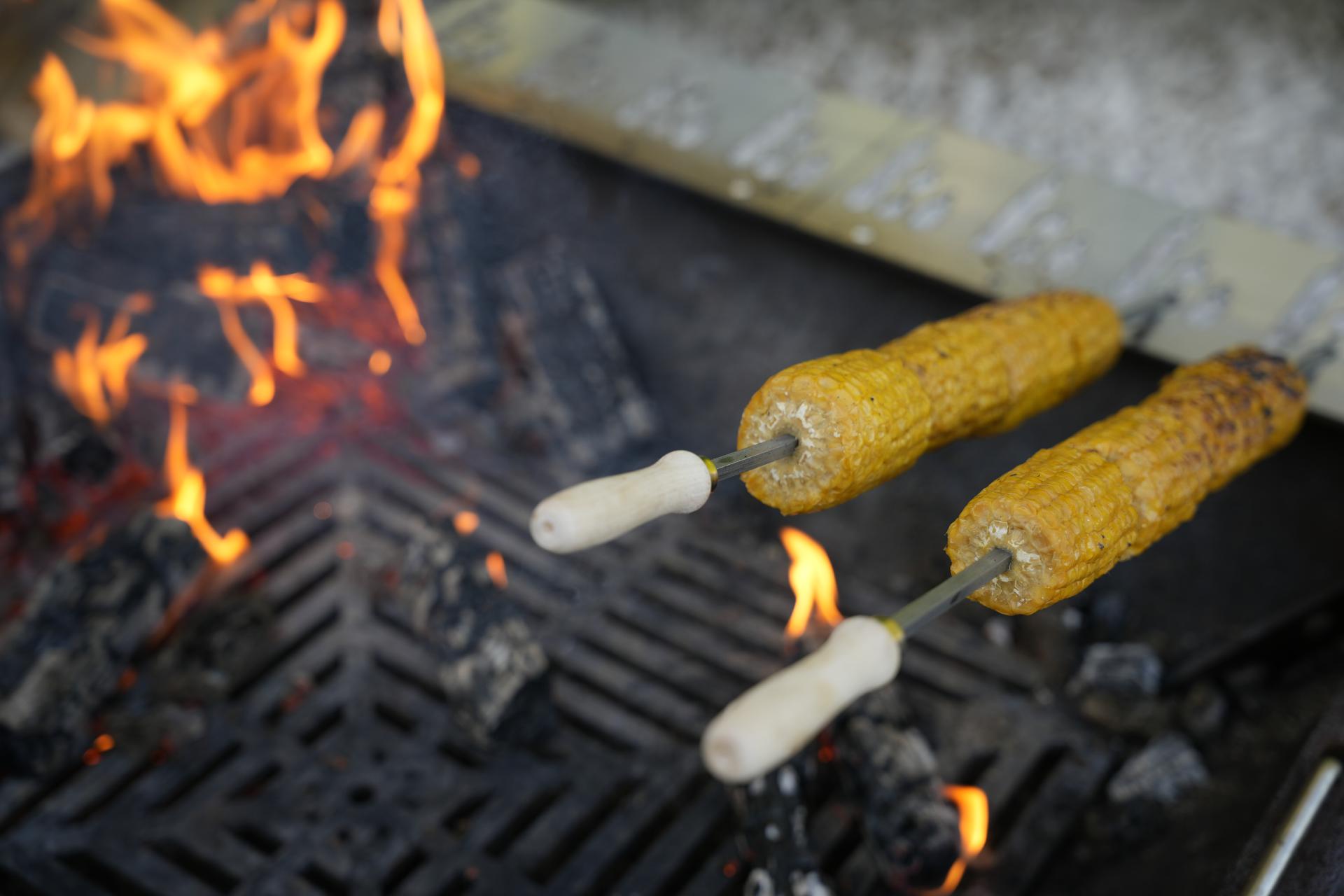 Edelstahlspieße 6x6x640 mm mit Holzgriff Steckerlfisch Fisch Spieße