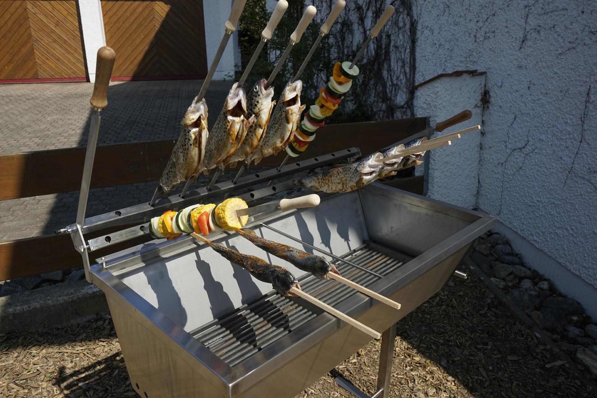 Edelstahlgrill Gastrogrill Fischgrill Steckerlfischgrill Gastro Fisch Edelstahl Grill Smoker Spiegrill Stockfisch Griller Profi (5)3 Edelstahlgrill Gastrogrill Fischgrill Steckerlfischgrill Gastro Fisch Edelstahl Grill Smoker Spiegrill Stockfisch Griller Profi (5)3