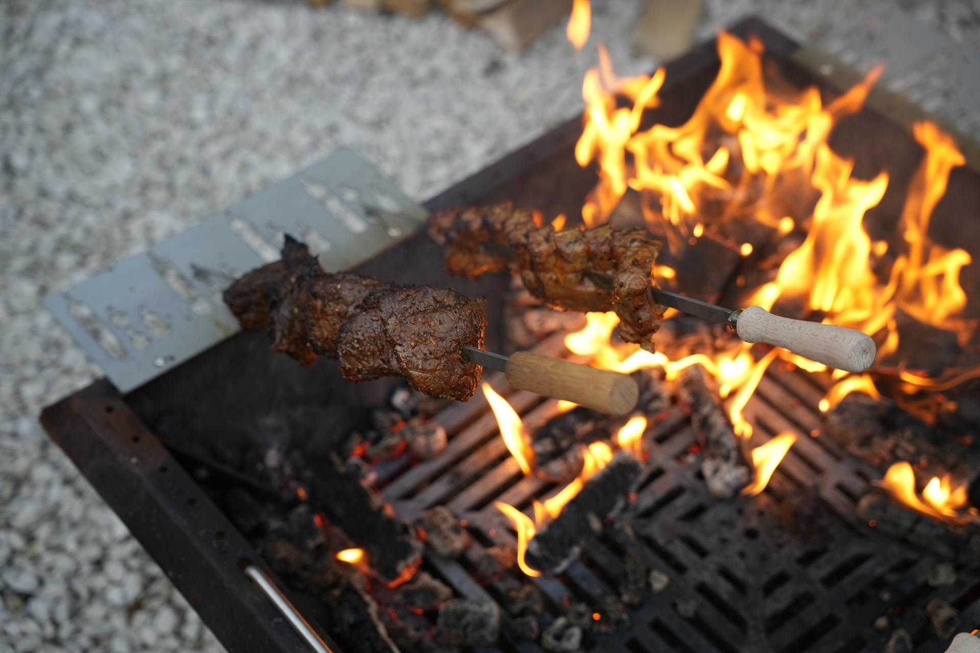 Edelstahl Spieß 12x680 mm mit geschraubten 110 mm Holzgriff Steckerlfisch Fisch Spieße Grillspieß