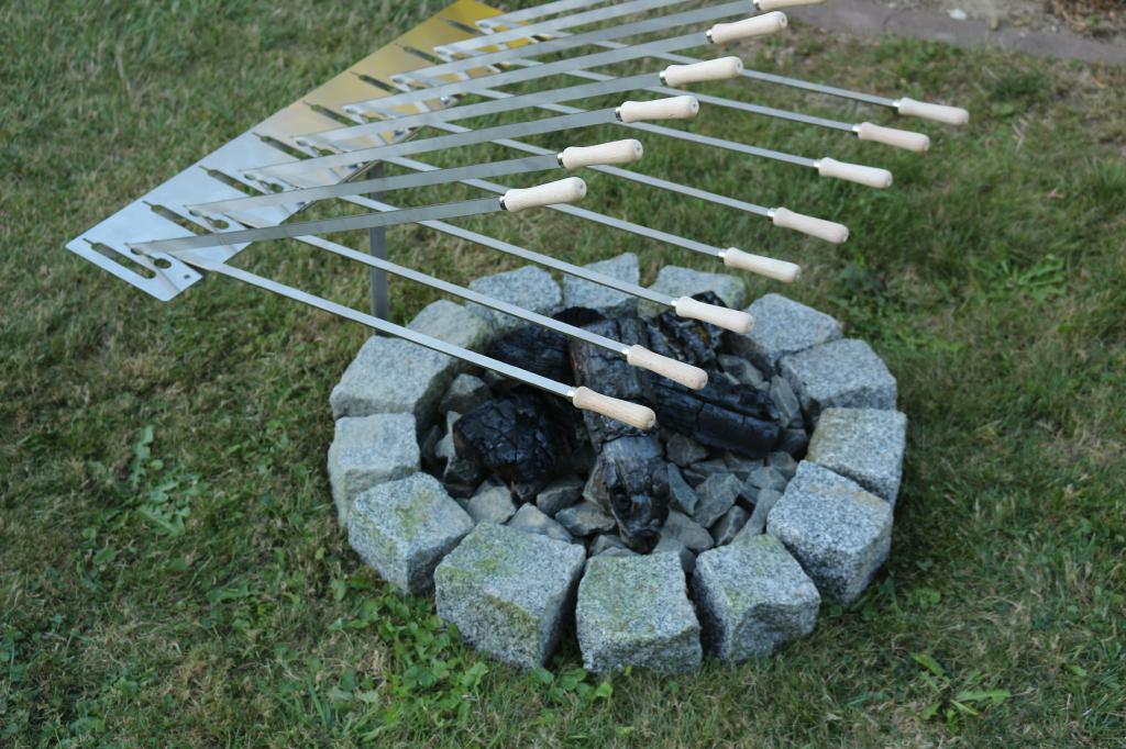 Set 9 Montage mit Erdspieß 8er / Steckerlfisch Fisch Halter Spießhalter Grillaufsatz