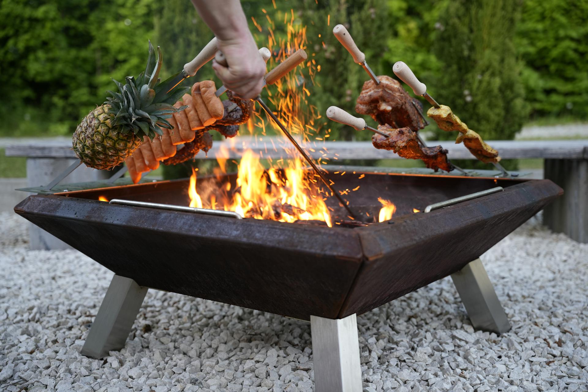 Edelstahl Spieß 12x680 mm mit geschraubten 110 mm Holzgriff Steckerlfisch Fisch Spieße Grillspieß