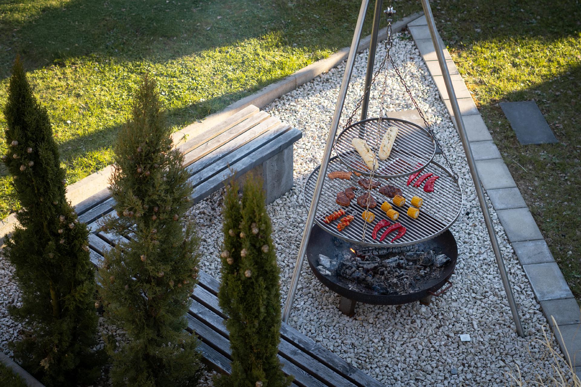 dreibein-schwenkgrill-grillgalgen