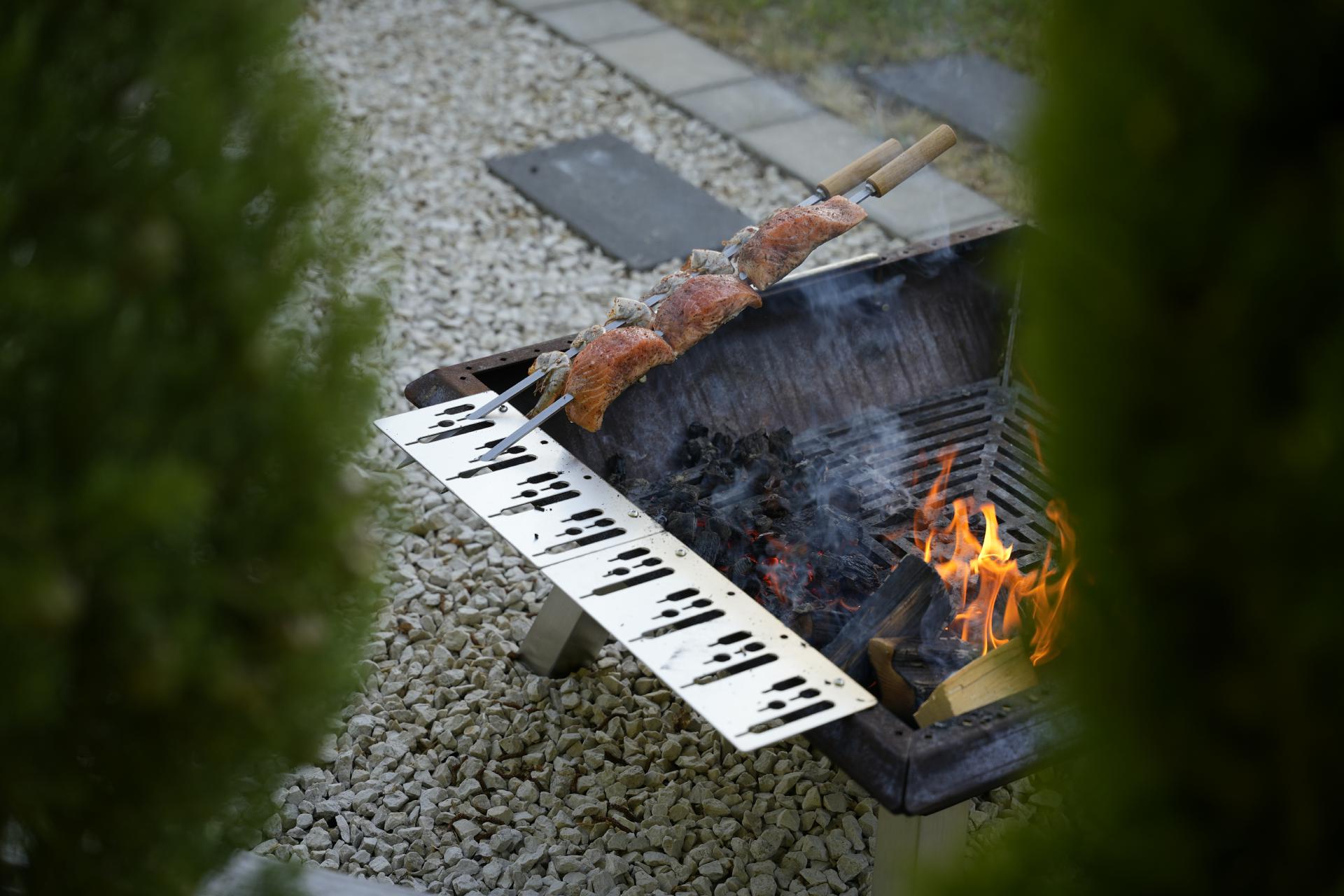 Edelstahl Spieß 12x680 mm mit geschraubten 110 mm Holzgriff Steckerlfisch Fisch Spieße Grillspieß