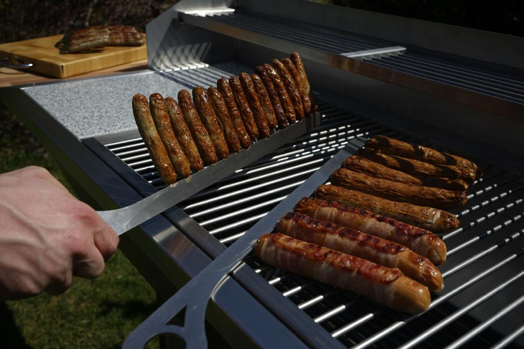 Wurstkamm-Wursthalter-Wurst-grillen-Bratwurst-Wurstgrill-Bratwurstgrill-Grillkamm-Grill-kamm-Grill-Gadget-6xCOuvjukyMA5y WurstKamm Set 1 1x Mini 16er + 1x Maxi 8er - Grillkamm Grillspieß Grillguthalter Edelstahl