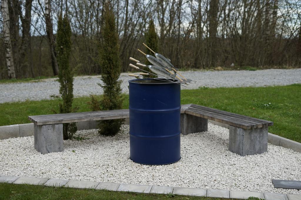 Grillaufsatz für 200l Feuertonne / Steckerlfisch Fisch Halter Spießhalter