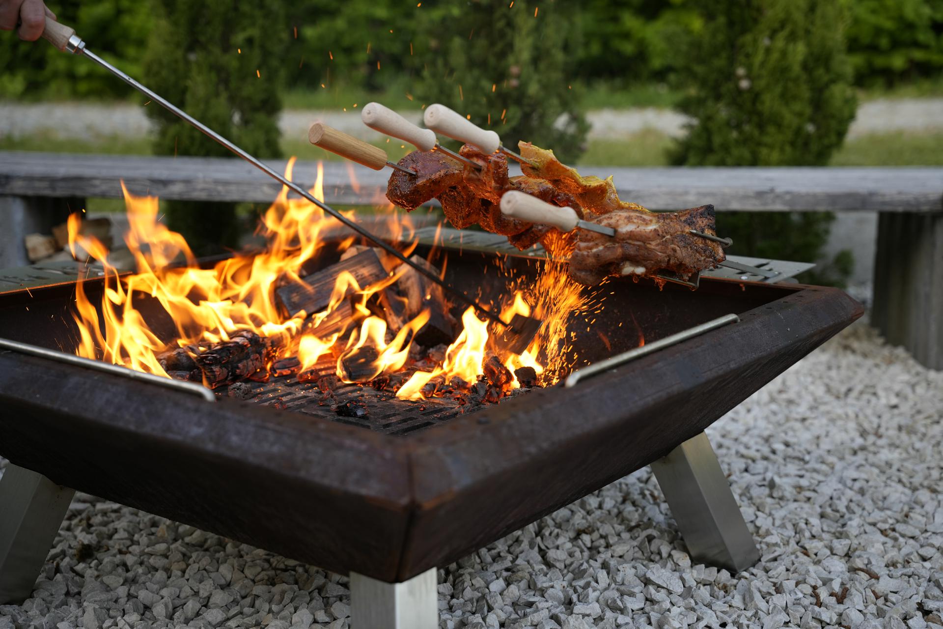 Set 2 Montage an Feuerschale / Steckerlfisch Fisch Halter Spießhalter Grillaufsatz