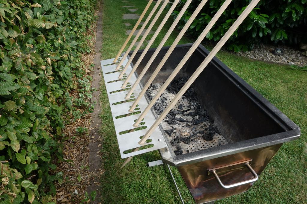 Kugelgrill Steckerlfisch Fisch Halter Grill aufsatz Grillaufsatz Webergrill Fischgrill Steckerlfischgrill grillen BBQ Gasgrill Grillspieß Grillspieße Stockfisch Fisch am Stock BBQ Fischgrillen Steckerlfischgrillen 