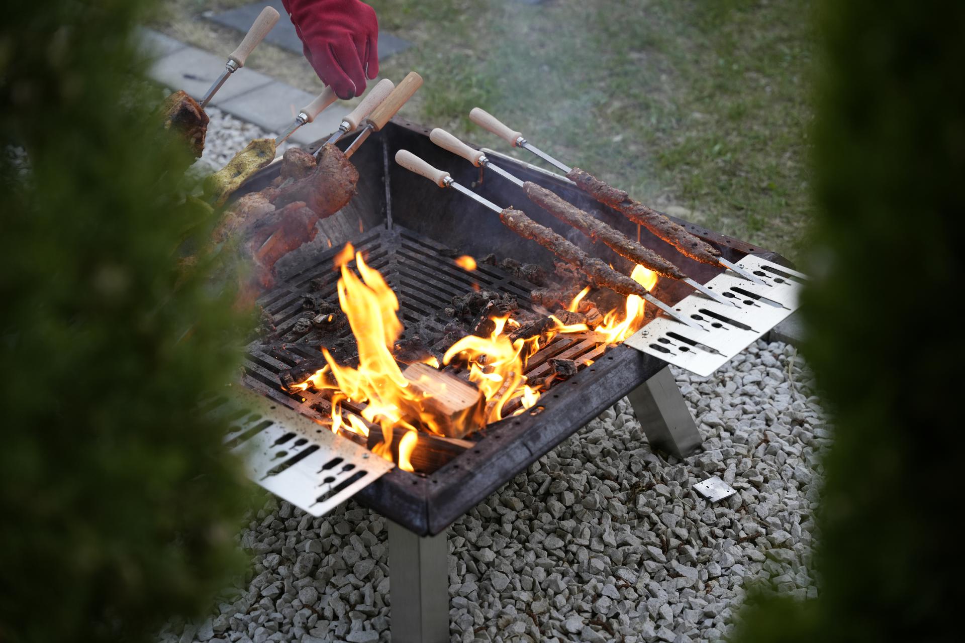 Edelstahl Spieß 12x680 mm mit geschraubten 110 mm Holzgriff Steckerlfisch Fisch Spieße Grillspieß