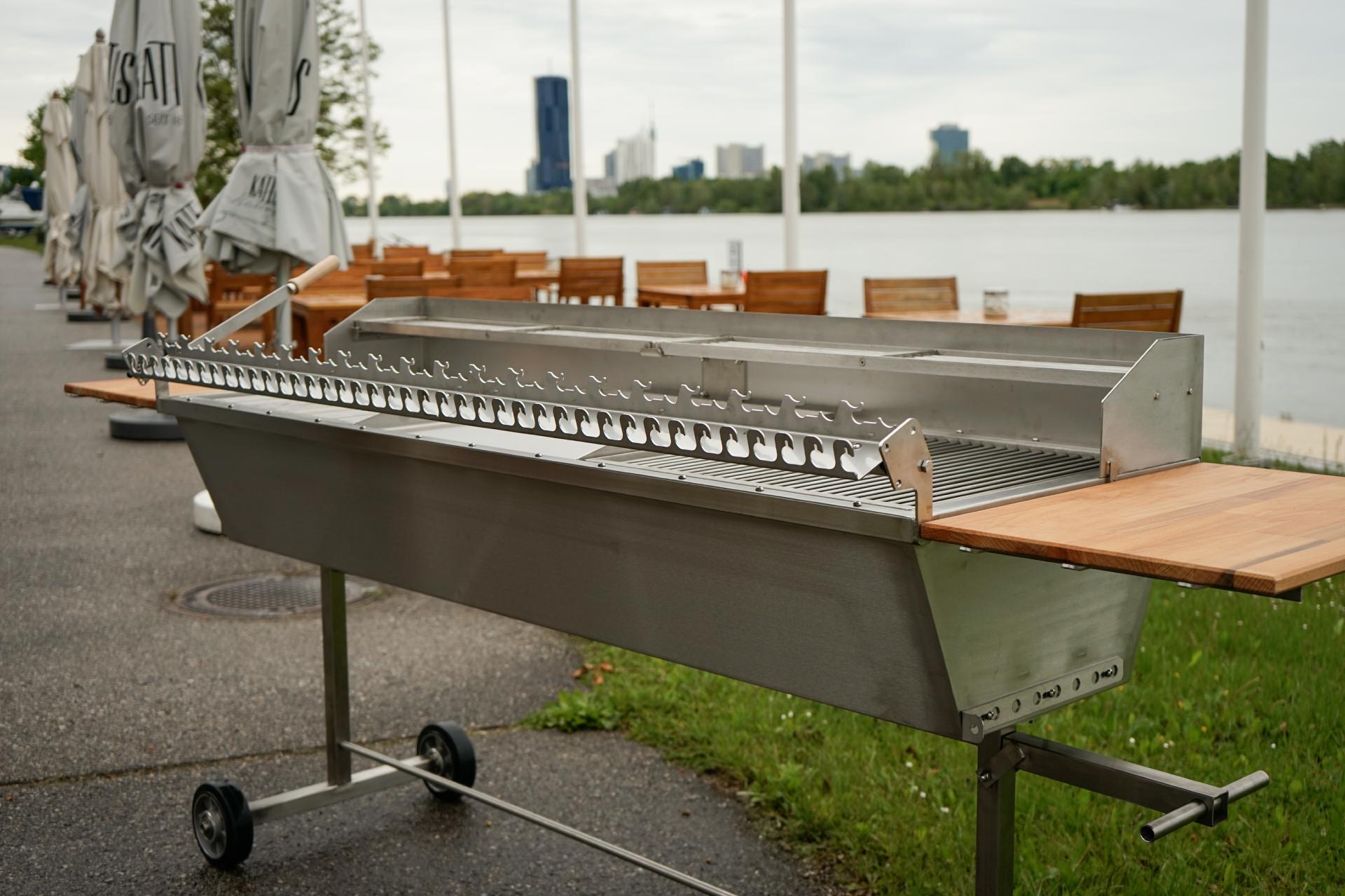 XXL Gastrogrill Fischrestaurant Steckerlfisch BBQ Holzkohlegrill Edelstahlgrill (4) XXL Gastrogrill Fischrestaurant Steckerlfisch BBQ Holzkohlegrill Edelstahlgrill (4)