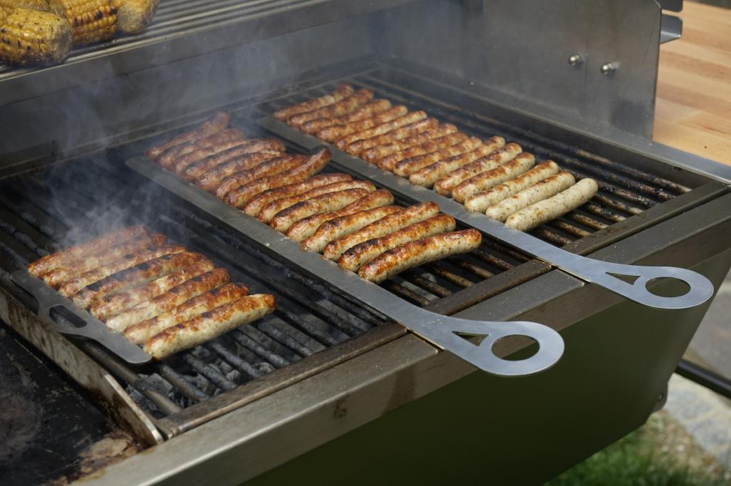 Wurstkamm-Wursthalter-Wurst-grillen-Bratwurst-Wurstgrill-Bratwurstgrill-Grillkamm-Grill-kamm-Grill-Gadget-18ureCiscocARDO WurstKamm Set 1 1x Mini 16er + 1x Maxi 8er - Grillkamm Grillspieß Grillguthalter Edelstahl