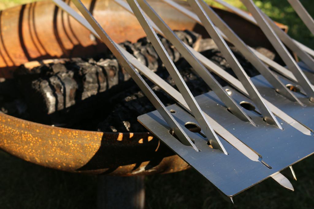 Steckerlfisch_Spiesshalter_Grill_Feurstelle-Feuerschale-Erdspiess-Grillaufsatz-Fischgrill-Steckerlfischgrill-6 Feuerschale Lagerfeuer Grillplatz Kugelgrill Steckerlfisch Fisch Halter Grill aufsatz Grillaufsatz Stock Webergrill Fischgrill Steckerlfischgrill grillen BBQ Feuerschale Gasgrill Fischhalter Fisch halter Spießhalter Grillspieß Steckerl Fisch Stockfisch St
