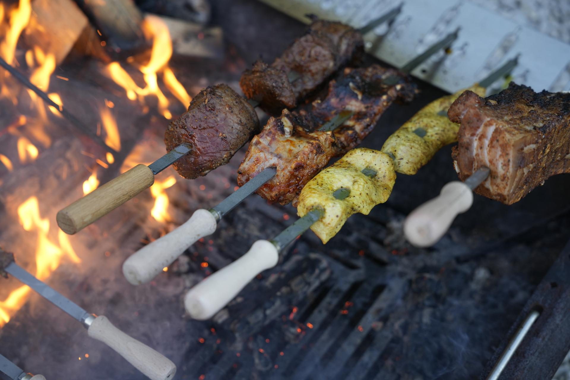 Edelstahl Spieß 12x680 mm mit geschraubten 110 mm Holzgriff Steckerlfisch Fisch Spieße Grillspieß