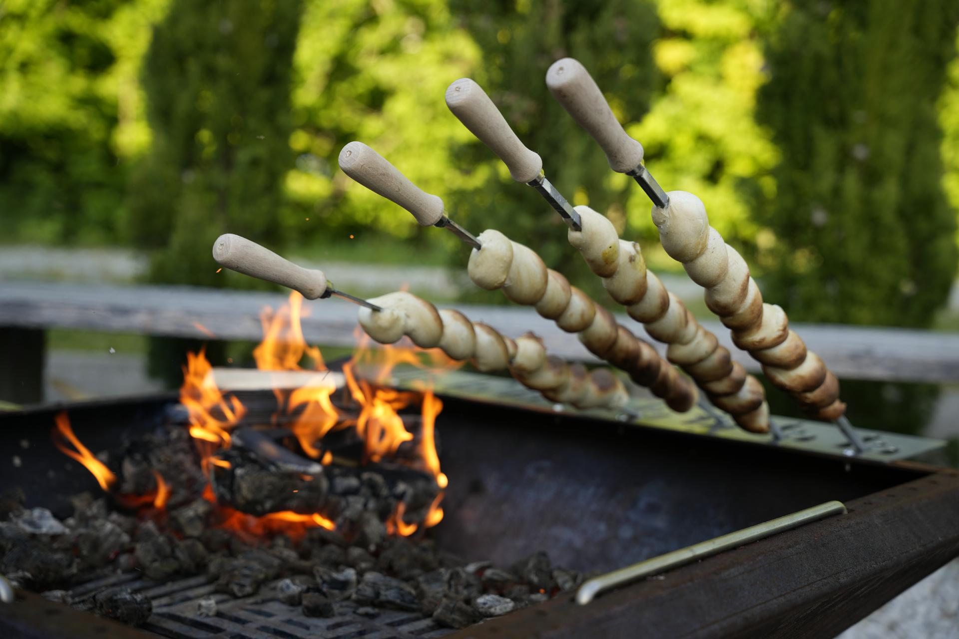 Edelstahlspieße Vierkant 8x8x680 mm mit geschraubten Holzgriff Grillspieß für Steckerlfisch / Fisch