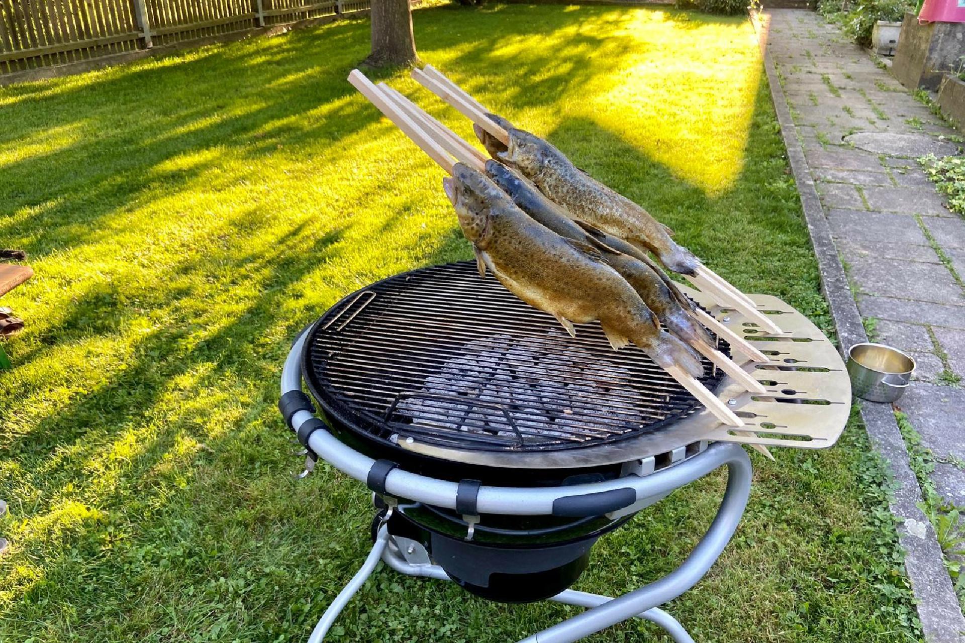 Grillaufsatz für 60 cm Kugelgrill / Steckerlfisch Fisch Halter Spießhalter Grillaufsatz