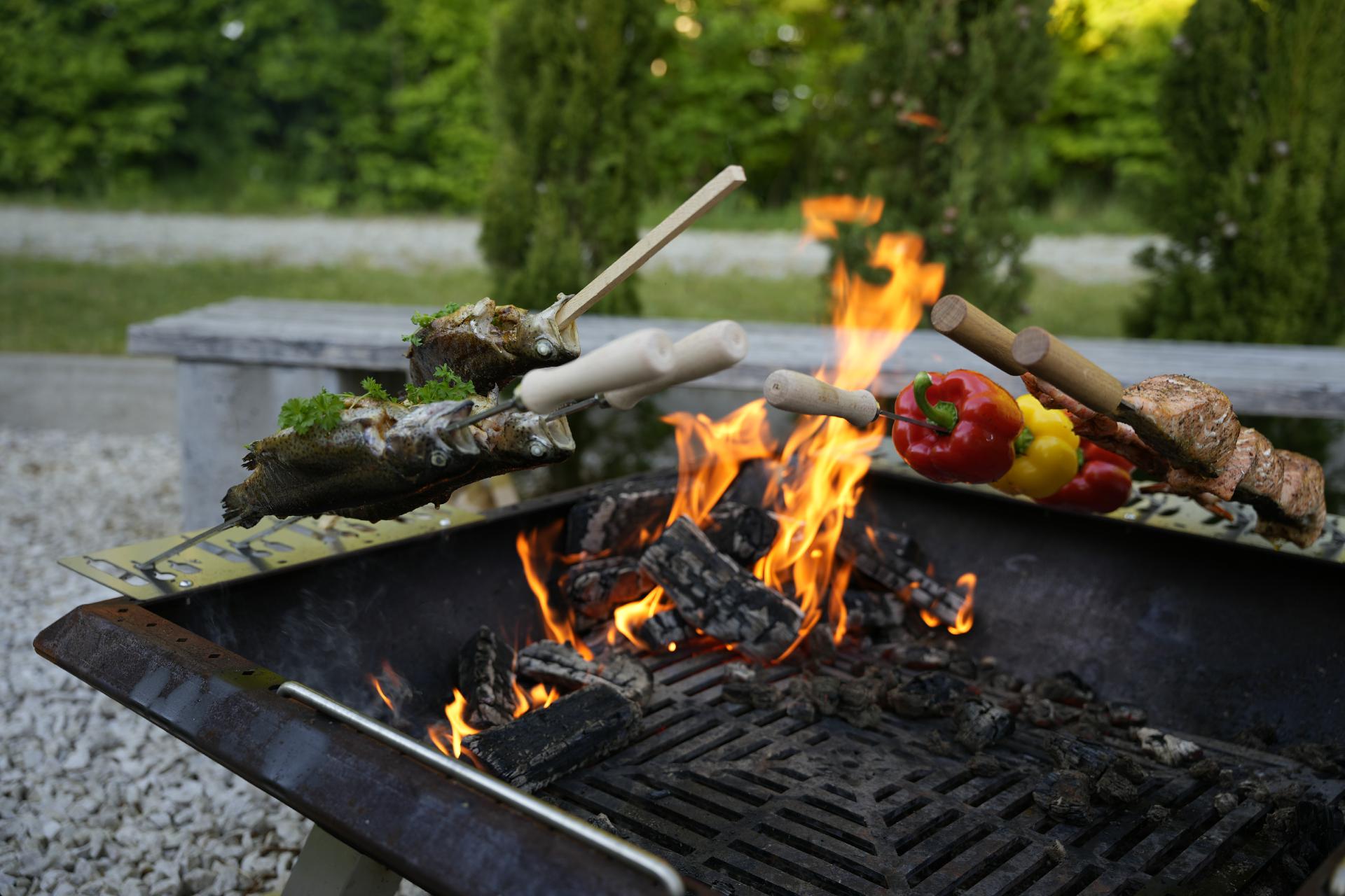 Spießhalter flach / Steckerlfisch Fisch Halter Spießhalter Grillaufsatz
