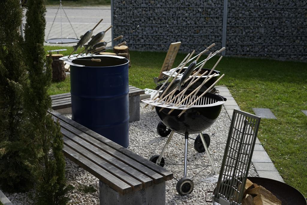 Grillaufsatz für 200l Feuertonne / Steckerlfisch Fisch Halter Spießhalter