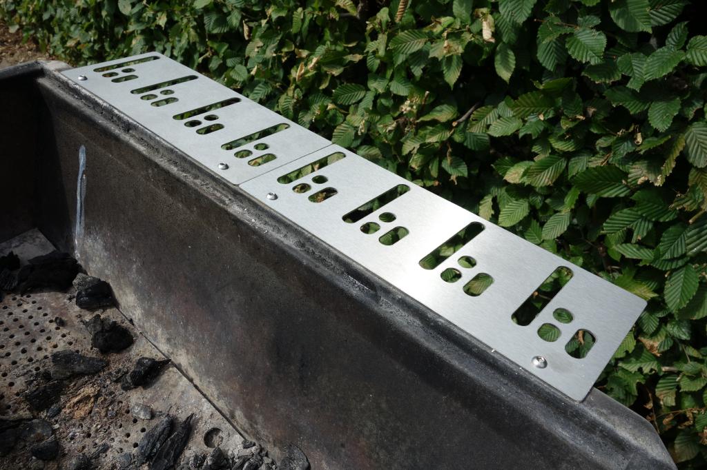 Kugelgrill Steckerlfisch Fisch Halter Grill aufsatz Grillaufsatz Webergrill Fischgrill Steckerlfischgrill grillen BBQ Gasgrill Grillspieß Grillspieße Stockfisch Fisch am Stock BBQ Fischgrillen Steckerlfischgrillen 