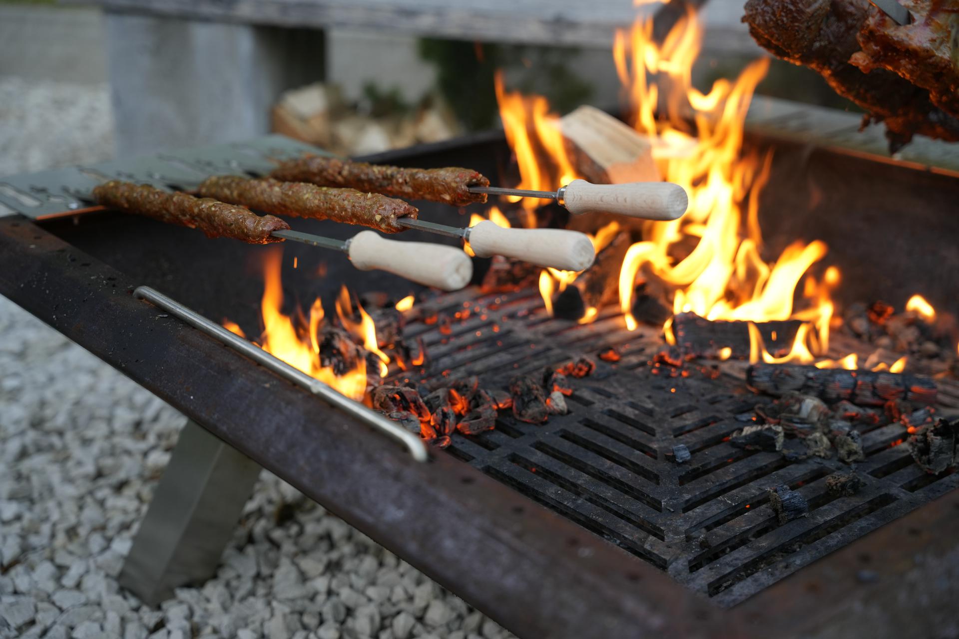Edelstahl Spieß 12x680 mm mit geschraubten 110 mm Holzgriff Steckerlfisch Fisch Spieße Grillspieß
