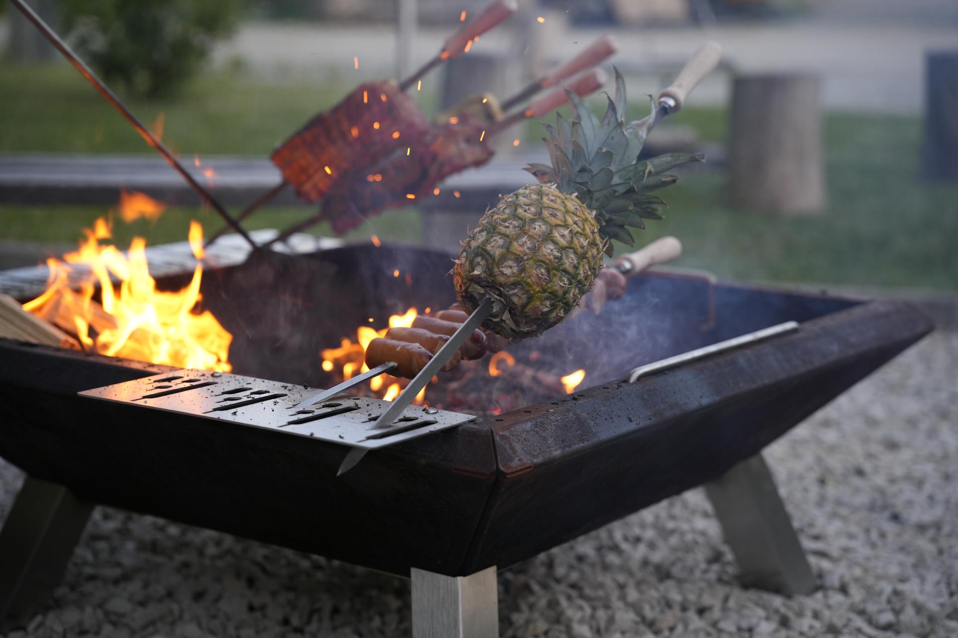 Edelstahl Spieß 12x680 mm mit geschraubten 110 mm Holzgriff Steckerlfisch Fisch Spieße Grillspieß