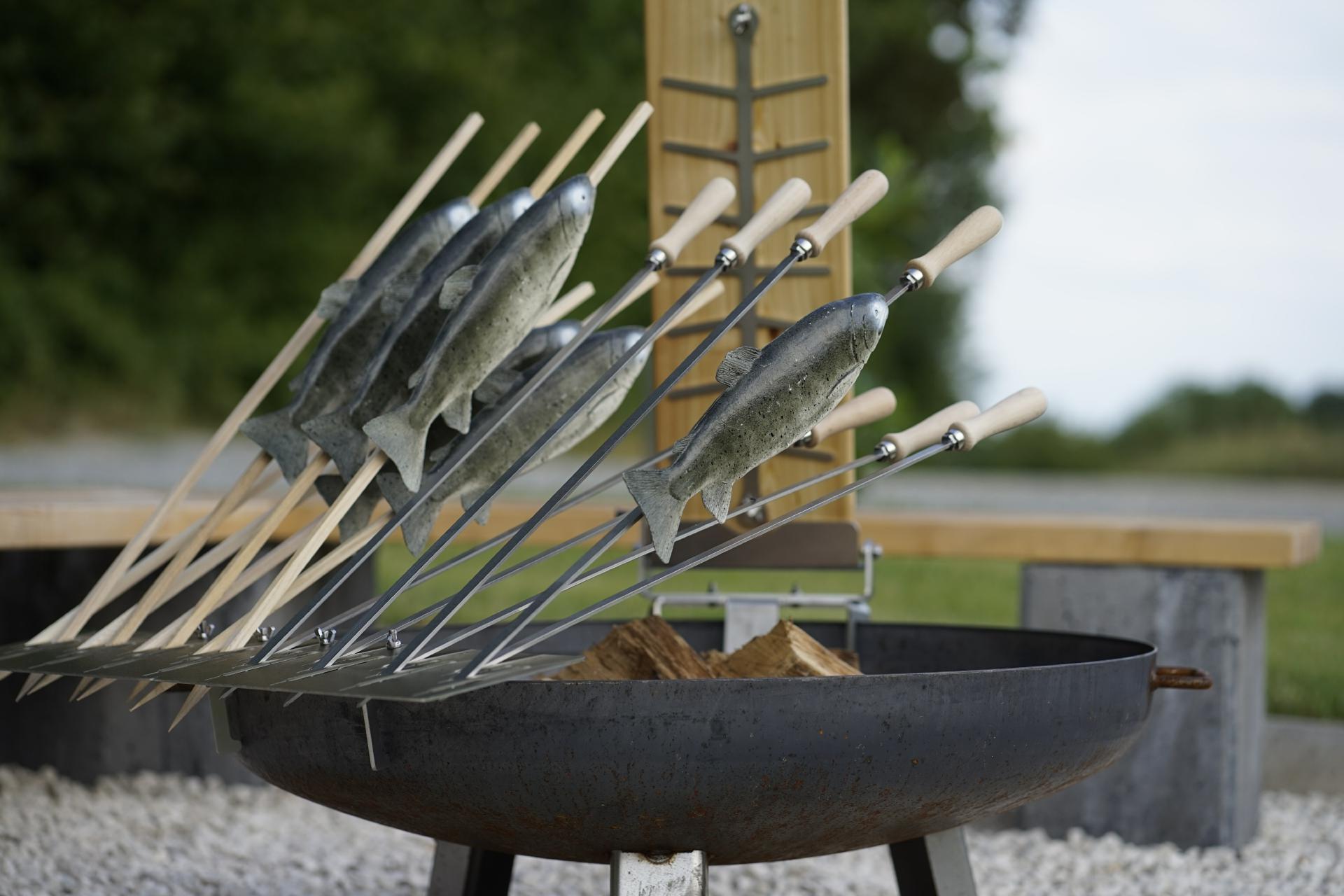 Edelstahl Spieß 12x680 mm mit geschraubten 110 mm Holzgriff Steckerlfisch Fisch Spieße Grillspieß