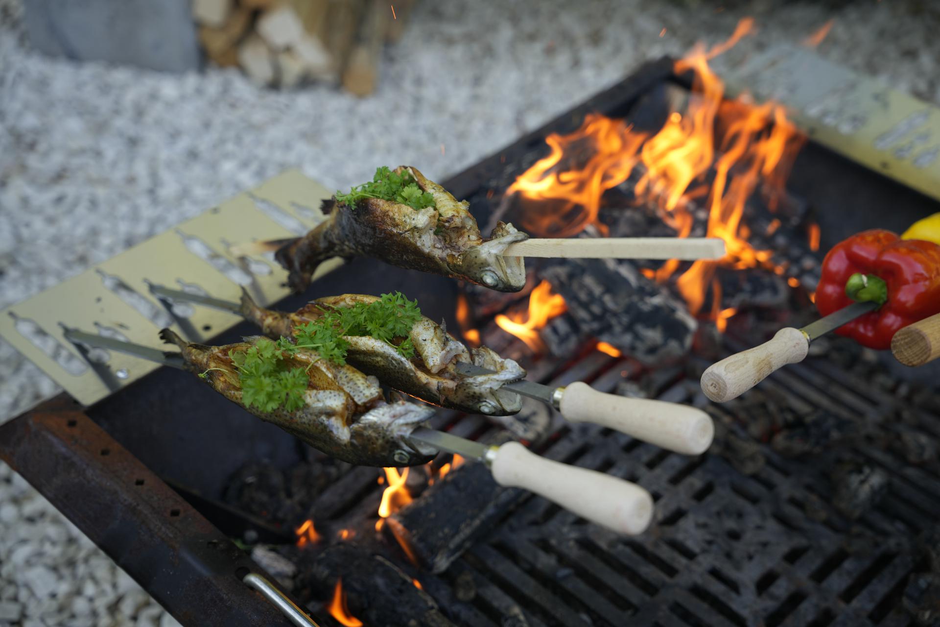 Spießhalter flach / Steckerlfisch Fisch Halter Spießhalter Grillaufsatz