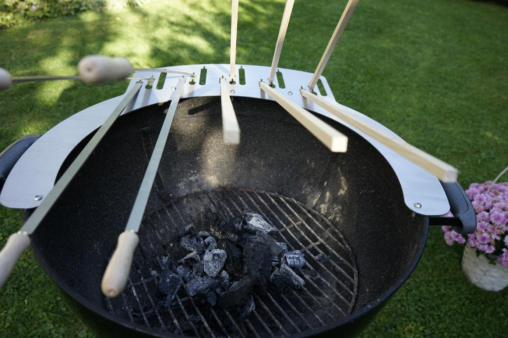 Kugelgrill Steckerlfisch Fisch Halter Weber Grill aufsatz Grillaufsatz Webergrill Fischgrill Steckerlfischgrill Fleisch Gemüße  grillen BBQ Feuerschale Gasgrill Fischhalter Fisch halter Spießhalter Grillspieß Steckerl Fisch Stockfisch Stock Spieß Spieße G