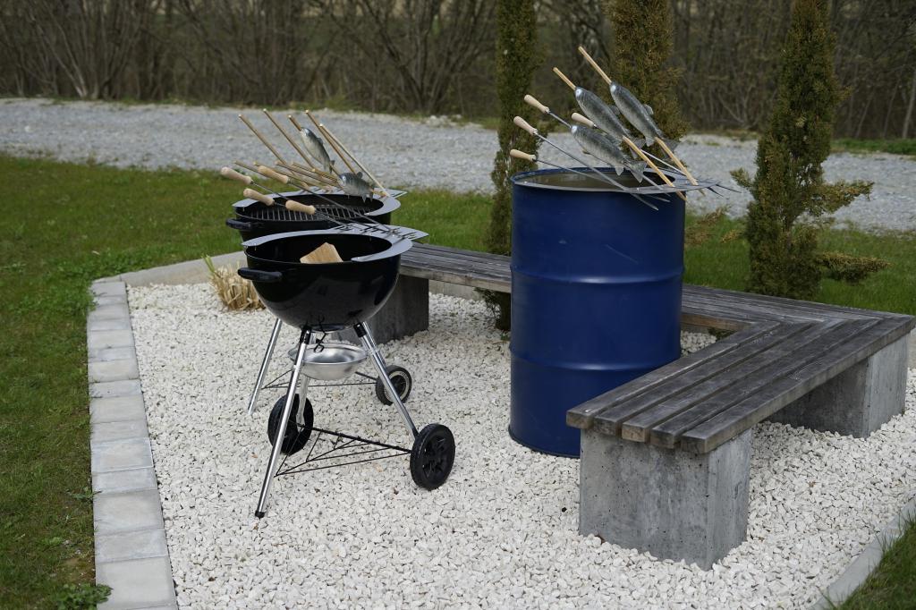 Grillaufsatz für 200l Feuertonne / Steckerlfisch Fisch Halter Spießhalter