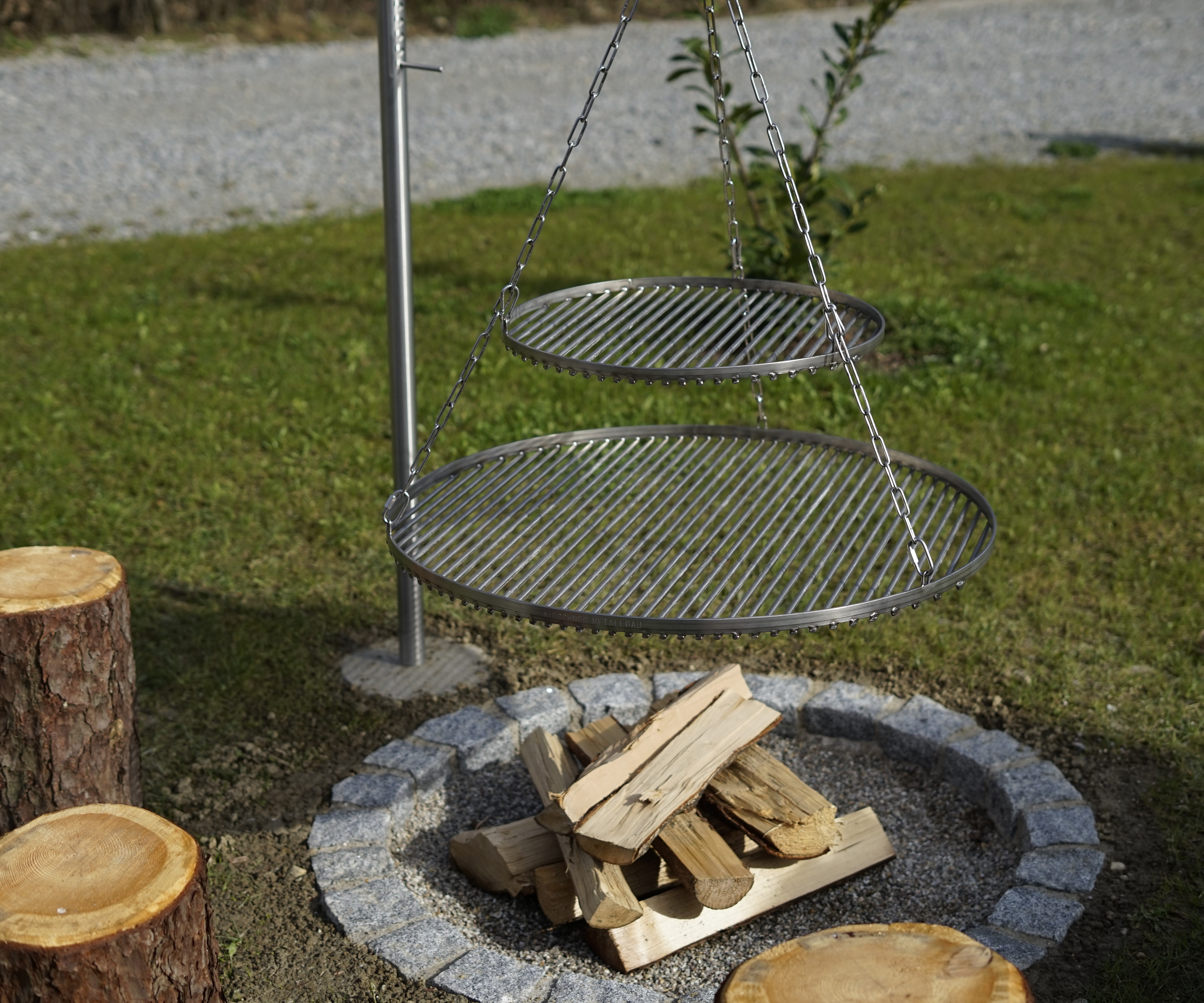 runder-doppelrost-warmhalterost-an-grillgalgen-kettengehaenge
