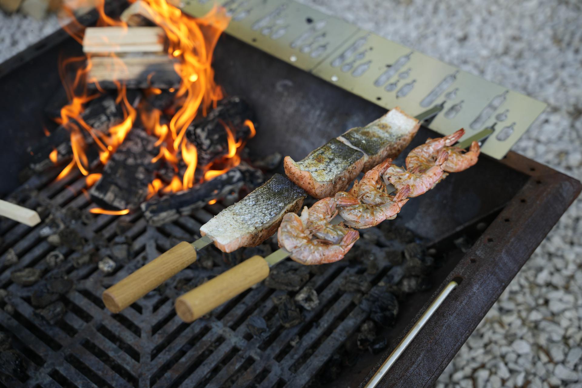 Edelstahl Spieß 12x680 mm mit geschraubten 110 mm Holzgriff Steckerlfisch Fisch Spieße Grillspieß