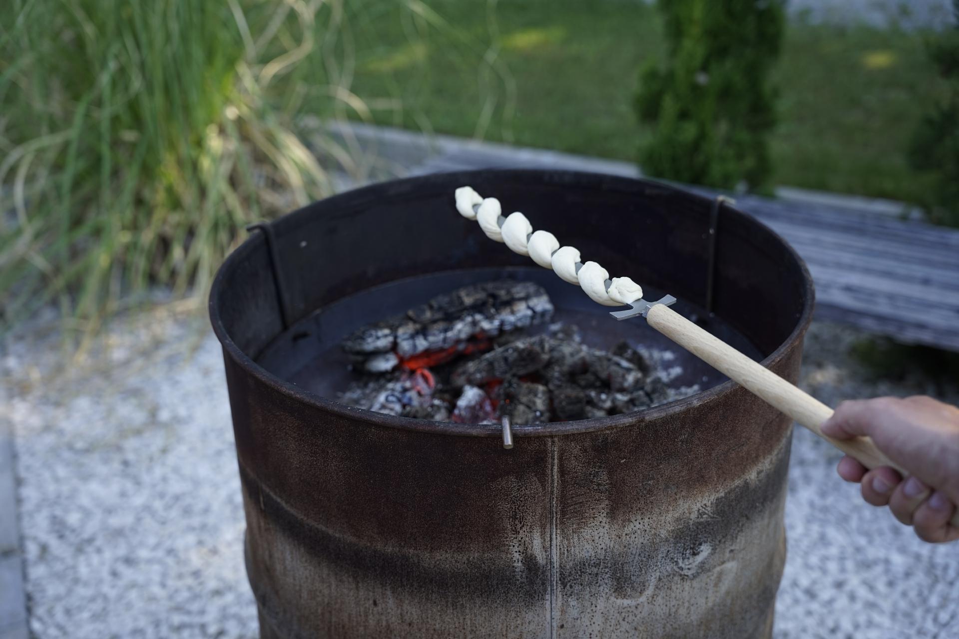 Lagerfeuerspieß 8er-Wurstkammaufsatz + 700 mm Holzgriff Stockbrotspieß Grillspieß Fleischspieß