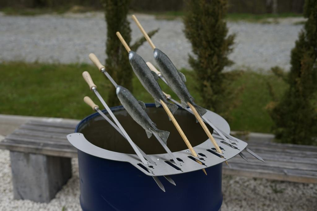 Grillaufsatz für 200l Feuertonne / Steckerlfisch Fisch Halter Spießhalter
