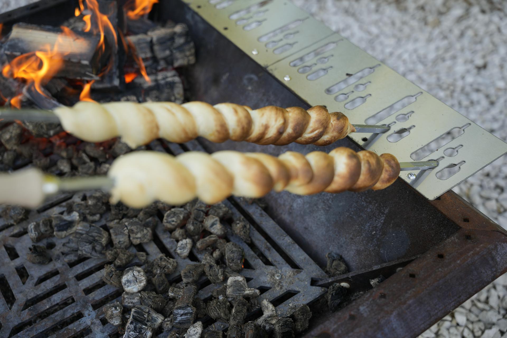Edelstahlspieße Vierkant 8x8x680 mm mit geschraubten Holzgriff Grillspieß für Steckerlfisch / Fisch