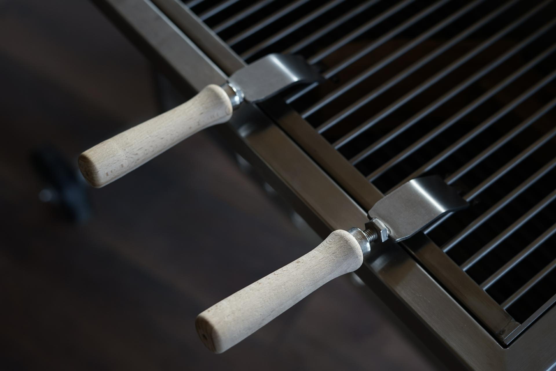 Rostheber mit Holzgriffe geschraubt für Grillrost 6mm + 8mm + 10mm Grillrostheber Edelstahl Rostheber mit Holzgriffe geschraubt für Grillrost 6mm + 8mm + 10mm Grillrostheber Edelstahl
