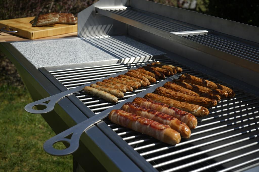 Wurstkamm-Wursthalter-Wurst-grillen-Bratwurst-Wurstgrill-Bratwurstgrill-Grillkamm-Grill-kamm-Grill-Gadget-4hCkkzuGHYxbio WurstKamm Set 1 1x Mini 16er + 1x Maxi 8er - Grillkamm Grillspieß Grillguthalter Edelstahl