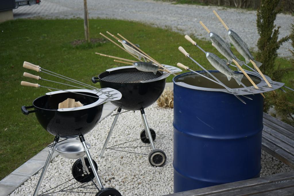 Grillaufsatz für 200l Feuertonne / Steckerlfisch Fisch Halter Spießhalter