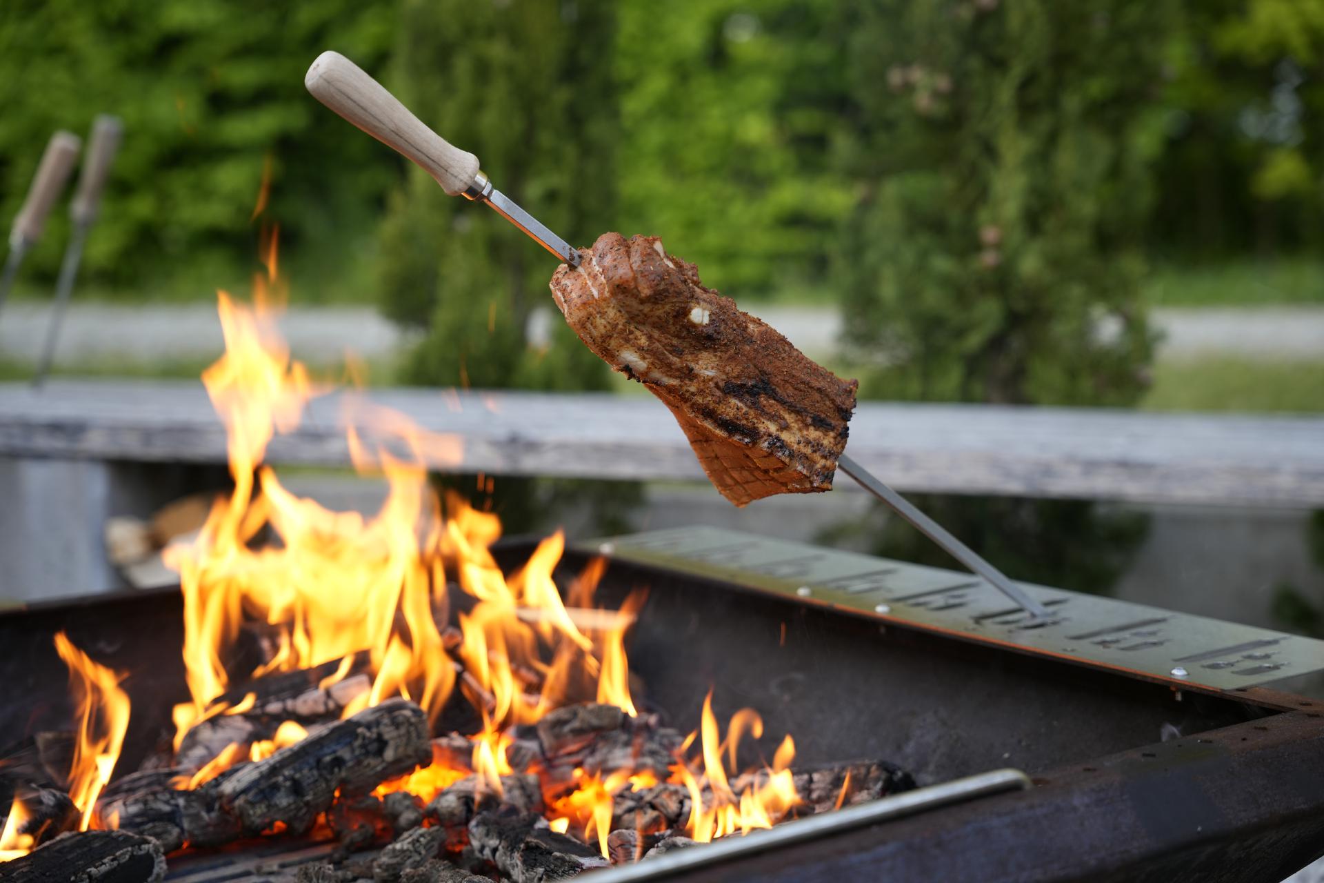 Edelstahlspieße Vierkant 8x8x680 mm mit geschraubten Holzgriff Grillspieß für Steckerlfisch / Fisch