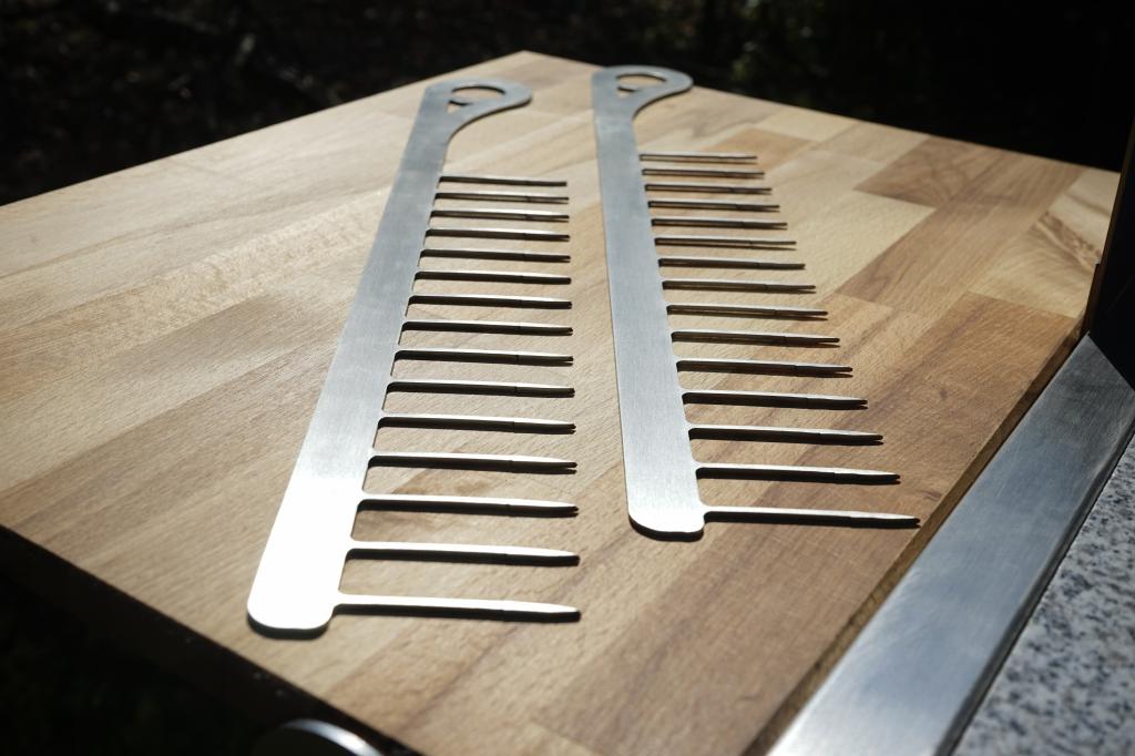 Wurstkamm-Wursthalter-Wurst-grillen-Bratwurst-Wurstgrill-Bratwurstgrill-Grillkamm-Grill-kamm-Grill-Gadget-1KAfRcDwsW7DEd WurstKamm Set 1 1x Mini 16er + 1x Maxi 8er - Grillkamm Grillspieß Grillguthalter Edelstahl