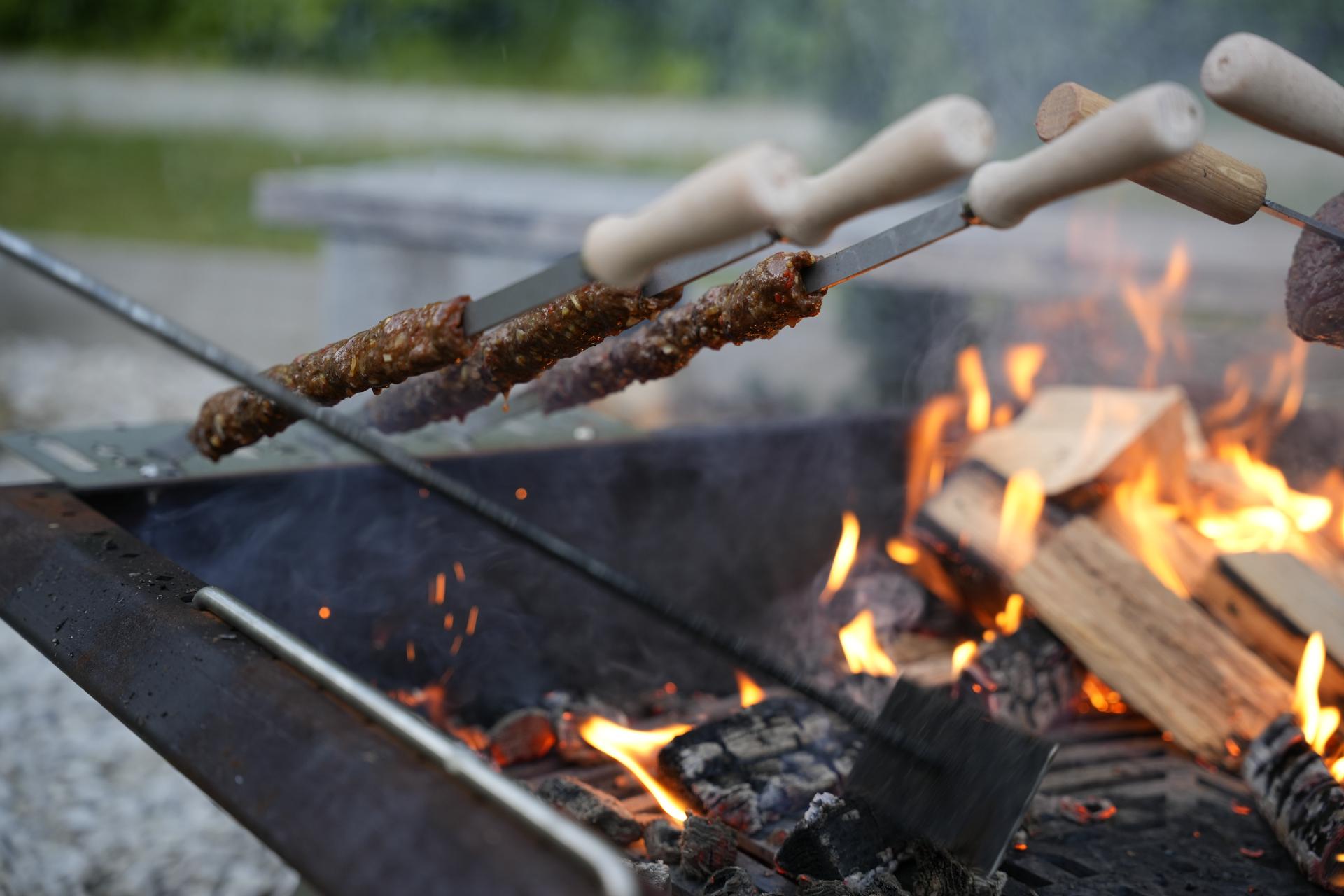 Edelstahl Spieß 12x680 mm mit geschraubten 110 mm Holzgriff Steckerlfisch Fisch Spieße Grillspieß