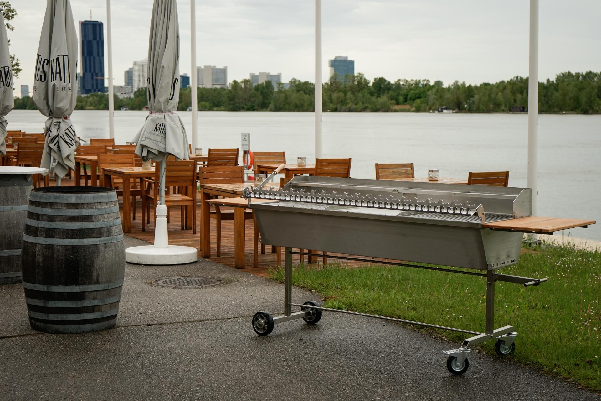 XXL Gastrogrill Fischrestaurant Steckerlfisch BBQ Holzkohlegrill Edelstahlgrill (2) XXL Gastrogrill Fischrestaurant Steckerlfisch BBQ Holzkohlegrill Edelstahlgrill (2)
