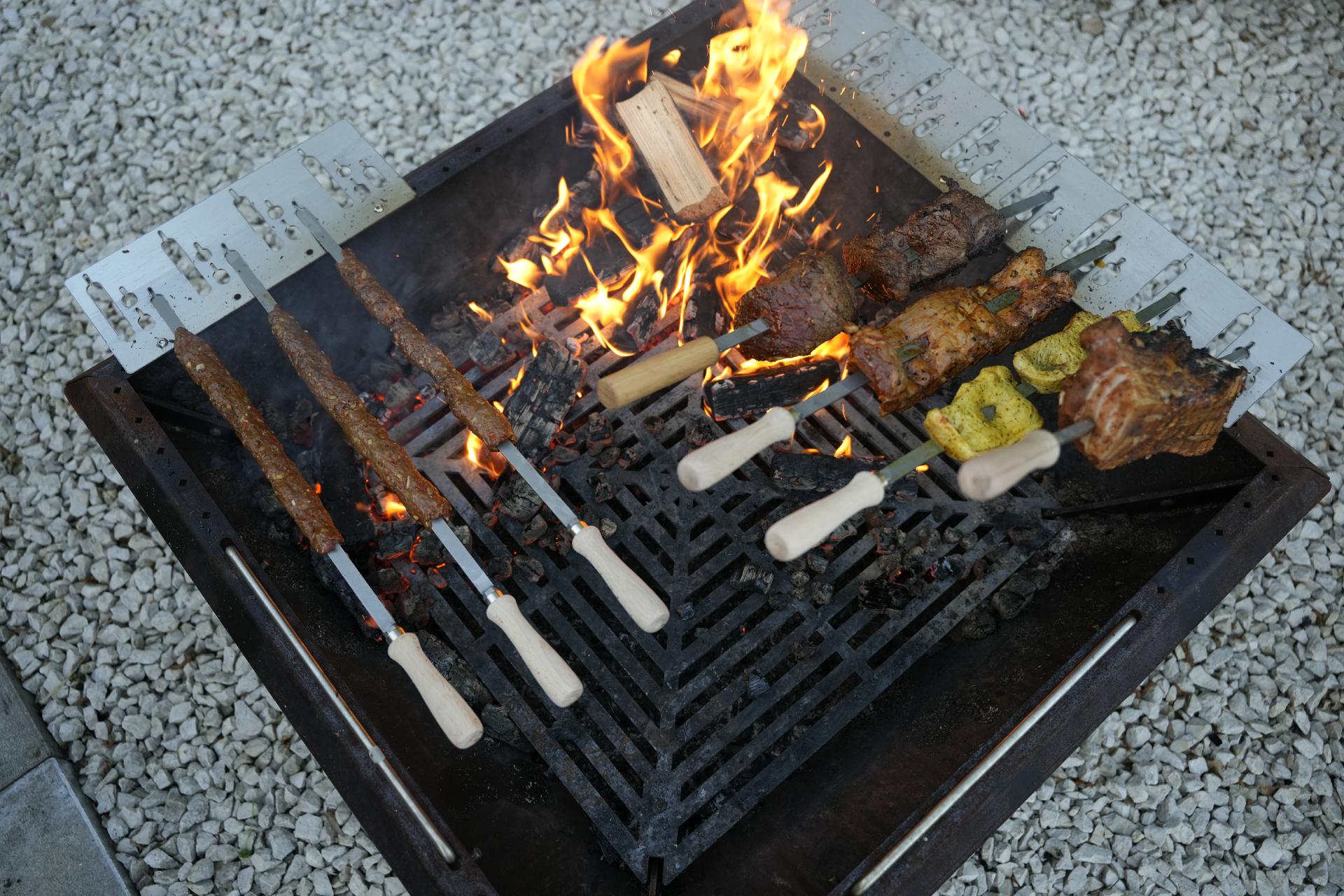 Edelstahl Spieß 12x680 mm mit geschraubten 110 mm Holzgriff Steckerlfisch Fisch Spieße Grillspieß