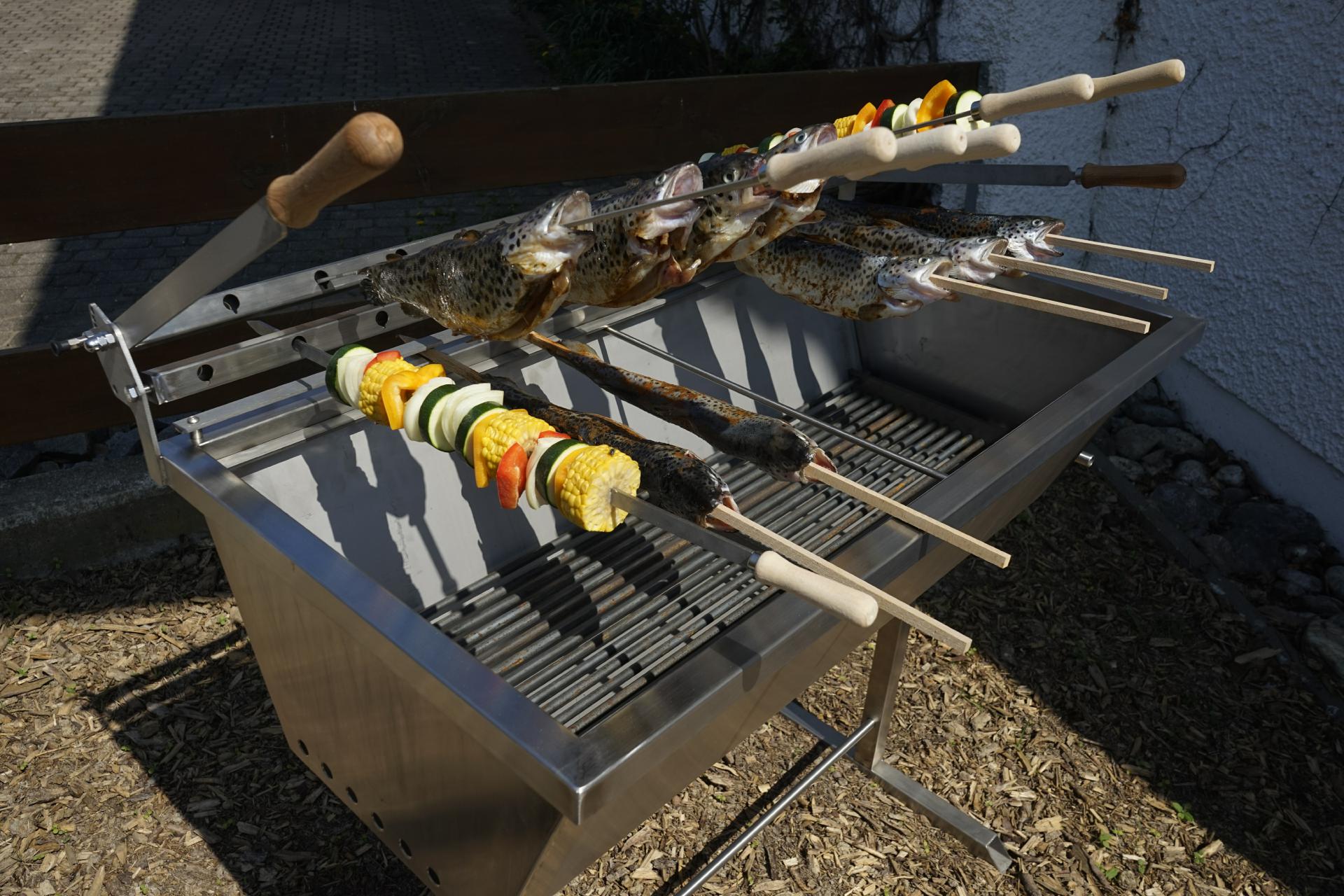 Edelstahlgrill Gastrogrill Fischgrill Steckerlfischgrill Gastro Fisch Edelstahl Grill Smoker Spiegrill Stockfisch Griller Profi (4)3 Edelstahlgrill Gastrogrill Fischgrill Steckerlfischgrill Gastro Fisch Edelstahl Grill Smoker Spiegrill Stockfisch Griller Profi (4)3