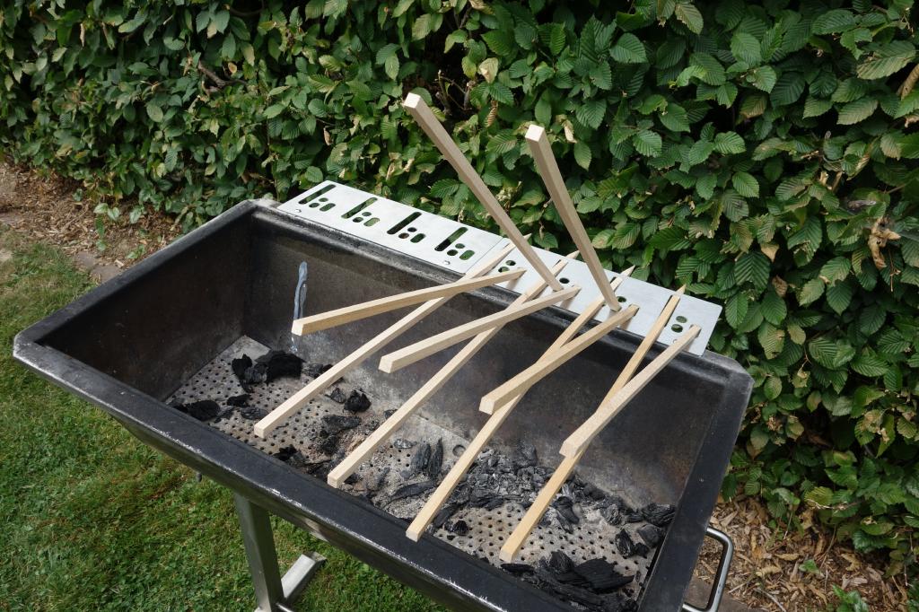 Kugelgrill Steckerlfisch Fisch Halter Grill aufsatz Grillaufsatz Webergrill Fischgrill Steckerlfischgrill grillen BBQ Gasgrill Grillspieß Grillspieße Stockfisch Fisch am Stock BBQ Fischgrillen Steckerlfischgrillen 