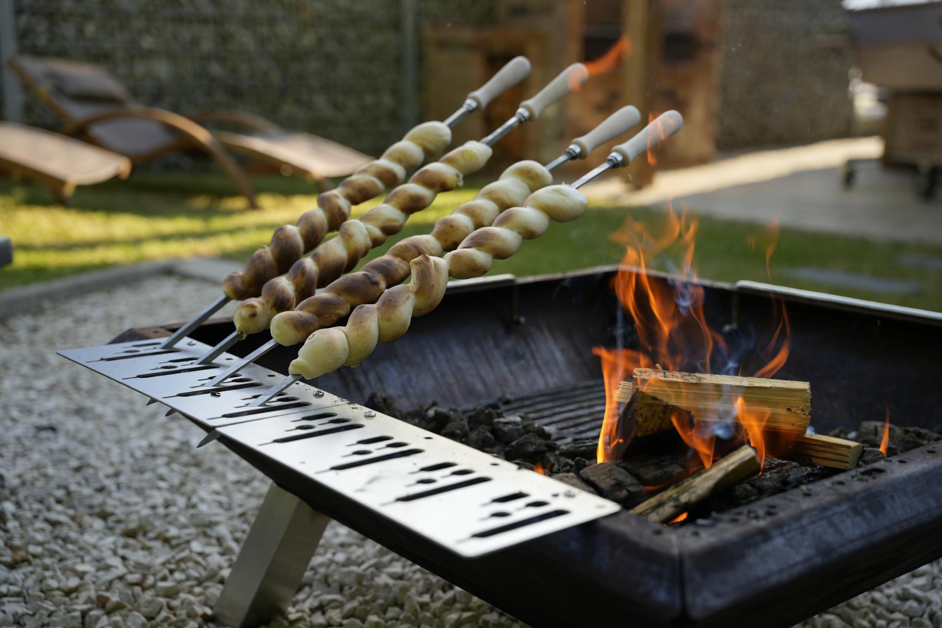 Edelstahlspieße Vierkant 8x8x680 mm mit geschraubten Holzgriff Grillspieß für Steckerlfisch / Fisch